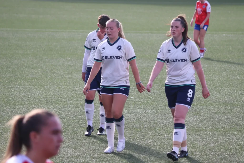 英格兰女足在布伦特福德遭遇失利