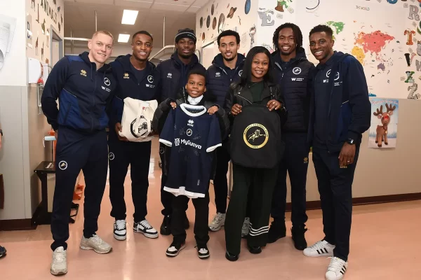 圣诞暖心暴击！米尔沃尔六名球员“突袭”刘易舍姆医院，送出一大包惊喜礼物