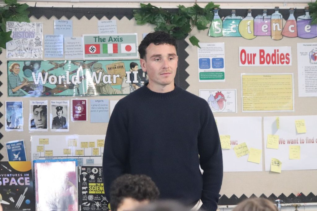 比利·米切尔和丹尼·麦克纳马拉访问费尔劳恩小学