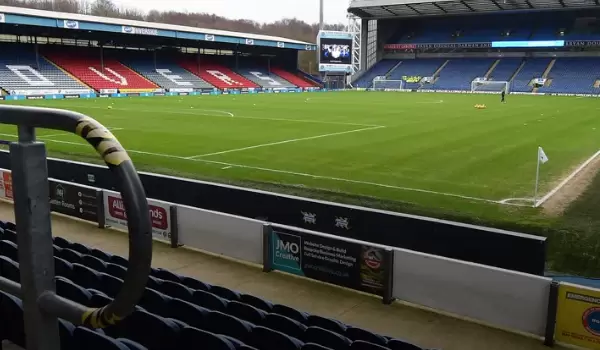 米尔沃尔公布客战布莱克本的首发阵容，麦克纳马拉、米切尔与埃马库轮换登场，阿齐兹停赛。查看完整名单与战术调整解析。